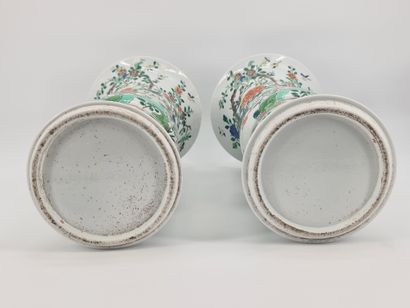 null Samson , XXème siècle Paire de vases de forme cornet en porcelaine et émaux...