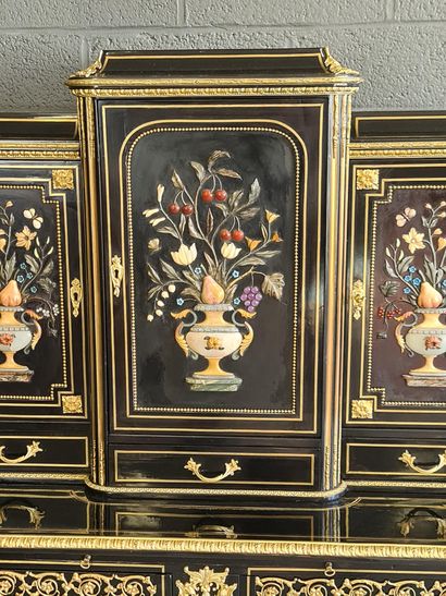 null Cabinet italien vers 1860 en bois noirci, pietra dura et riches ornementations...