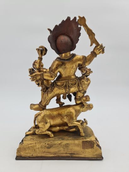null Tibet début XXe siècle, Groupe en bronze doré réhaussé de pigments rouges et...