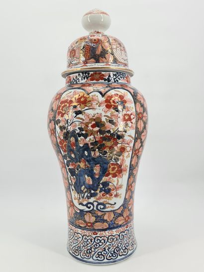 null Japon, fin période Meiji Taisho. Potiche couverte en porcelaine Imari à décor...