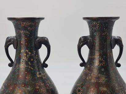 null Paire de vases piriformes à ouverture légèrement évasée, en bronze et émaux...
