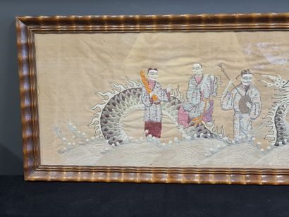 null 一块大的丝绸面板，装饰着八个骑着龙的仙人在泡沫的波浪上移动。中国，约1920年（内页，小事故，玻璃框内）尺寸：32 x 171厘米。

这幅画是由八位骑着龙的仙人组成的。中国，约1920年...