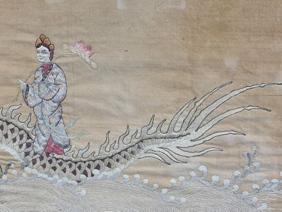 null 一块大的丝绸面板，装饰着八个骑着龙的仙人在泡沫的波浪上移动。中国，约1920年（内页，小事故，玻璃框内）尺寸：32 x 171厘米。

这幅画是由八位骑着龙的仙人组成的。中国，约1920年...