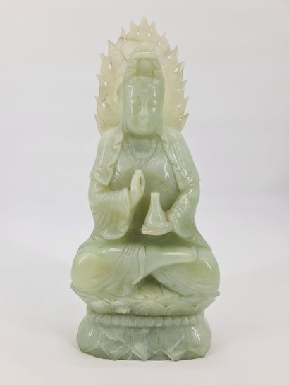 null CHINE, XXe siècle. Sujet en serpentine représentant la divinité Guanyin assise...
