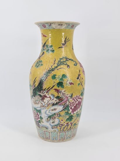 Chine période Guangxu. Vase balustre en porcelaine...