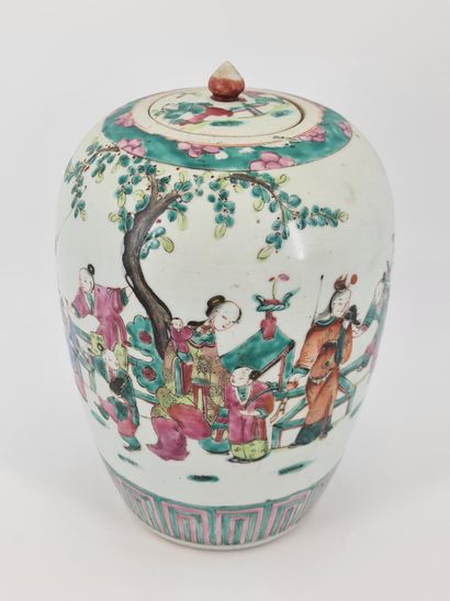 null Chine XIXème. Pot à gingembre en porcelaine de la famille rose à décor de jeux...