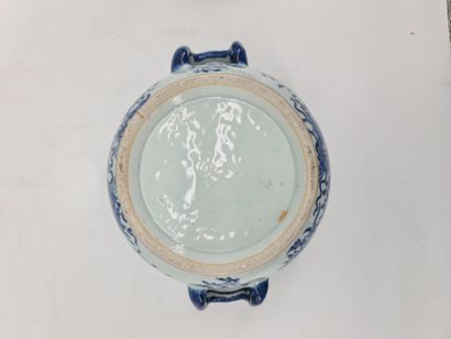 null Soupière et son support en porcelaine de Chine à décor blanc bleu de guirlandes...
