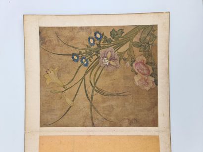 null Album comprenant 11 peintures sur soie représentant des fleurs, des oiseaux...