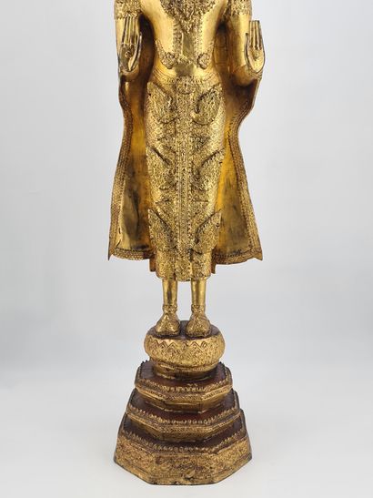 null En direct de l’intimité du peintre. Important Bouddha en tenue de prince, en...