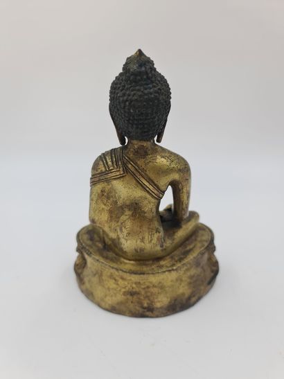 null Bouddha en bronze doré assis en prise de la terre à témoin. Tibet XXème siècle....