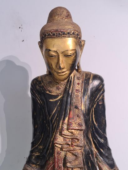 null Important Bouddha en bois laqué noir et rouge, anciennement doré et orné de...