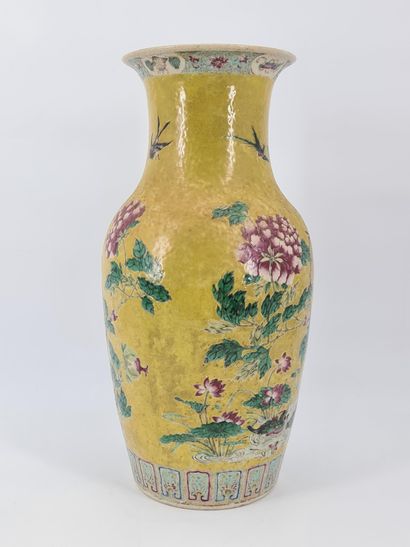 null Chine période Guangxu. Vase balustre en porcelaine de Chine à décor de pivoines...