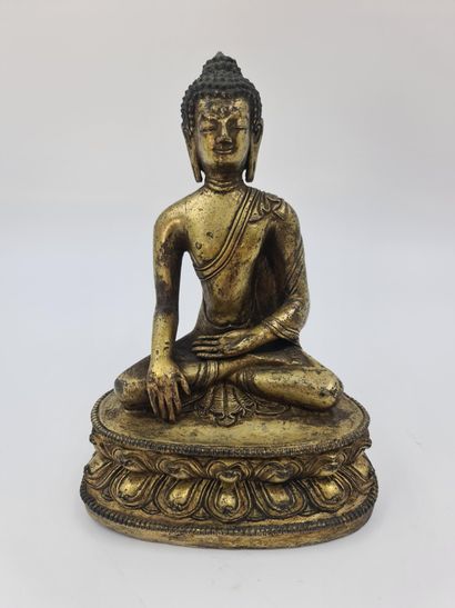 Bouddha en bronze doré assis en prise de...