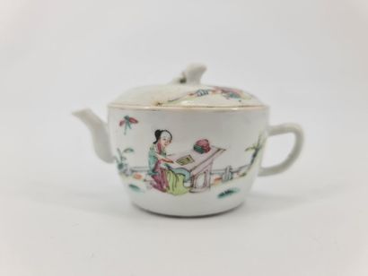 null Chine XIXème. Période Tongzhe. Lot en porcelaine de la famille rose comprenant...