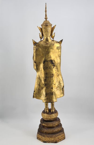 null En direct de l’intimité du peintre. Important Bouddha en tenue de prince, en...
