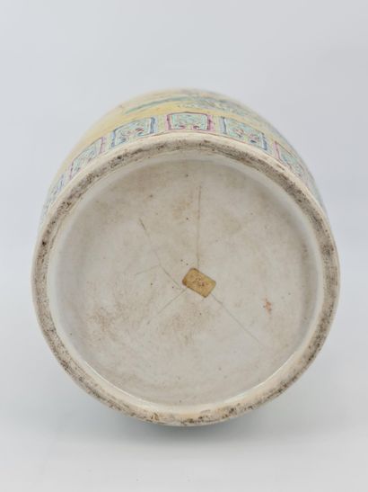 null Chine période Guangxu. Vase balustre en porcelaine de Chine à décor de pivoines...