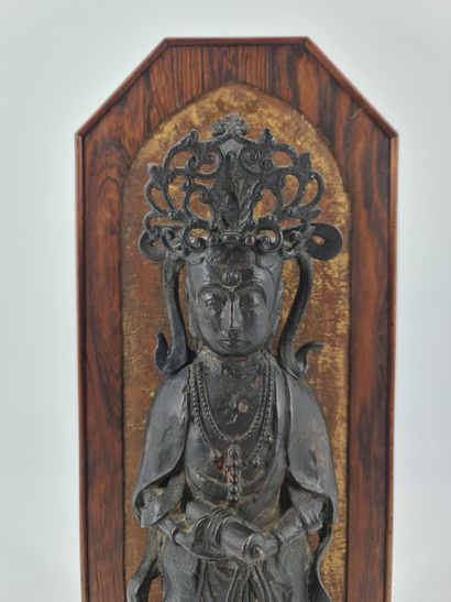 null Statuette en bronze à patine brune représentant la divinité Guanyn debout tenant...