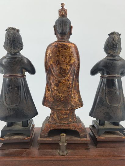 null Groupe en bronze représentant l'Auguste de jade, anciennement laqué et doré,...