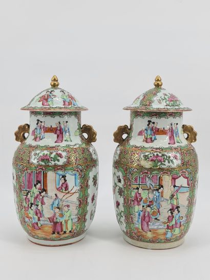 null Chine fin XIXème siècle. Paire de vases de forme balustre couverts en porcelaine...