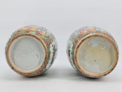 null Chine fin XIXème siècle. Paire de vases de forme balustre couverts en porcelaine...