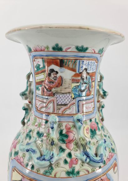 null Vase balustre en porcelaine et émaux de style famille rose à décor de joutes...