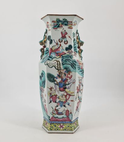 null CHINE XIXème. Vase balustre de forme hexagonale en porcelaine et émaux de la...