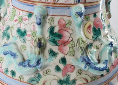 null Vase balustre en porcelaine et émaux de style famille rose à décor de joutes...