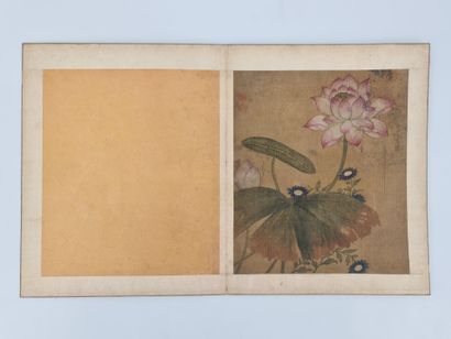 null Album comprenant 11 peintures sur soie représentant des fleurs, des oiseaux...