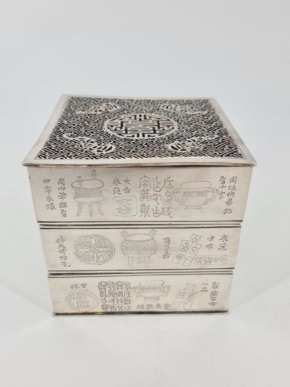 null Chine début XXème. Coffret à trois compartiment en argent à décors de vases...