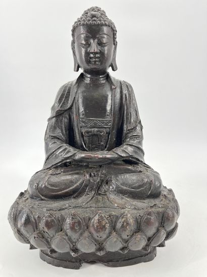 Bouddha en bronze patine brune assis sur...