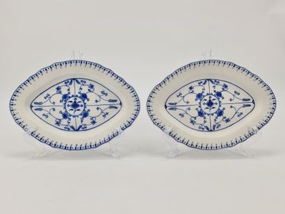Paire de plats en porcelaine de Tournai XIXème,...