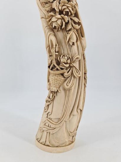 null Chine vers 1920 Lot de deux sujets en ivoire sculpté représentant Shoulao tenant	une...