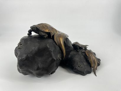 日本明治时期。描绘三只迷你游戏乌龟在岩石上攀爬的青铜和服。大龟上有 Masaharu...