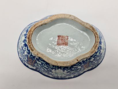 null Chine XIXème. Ravier polylobé en porcelaine de Chine à décor de rinceaux et...