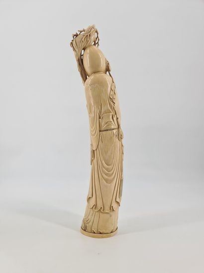 null Chine vers 1920 Lot de deux sujets en ivoire sculpté représentant Shoulao tenant	une...