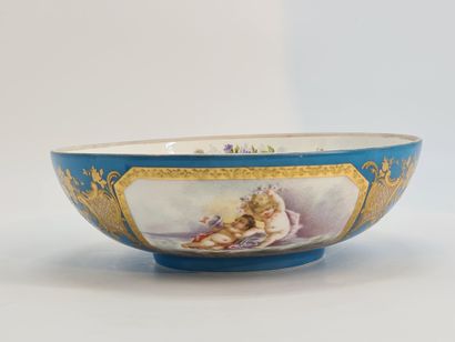 null Bol en porcelaine de Paris dans le goût de Sèvres à décor de scènes romantiques...