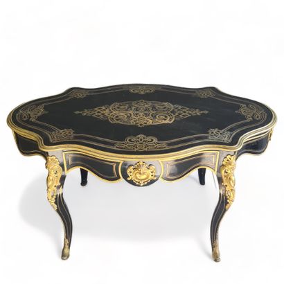 null Table d’époque Napoléon III ouvrant sur un tiroir en façade, à décor de filets...
