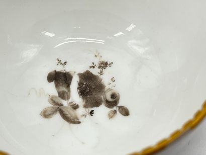 null 德国多色瓷碗和瓷碟，饰以乡村景色。碗为 18 世纪晚期（？底部是连在一起的。