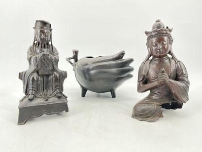 Lot de trois sujets en bronze : - un bouddha...