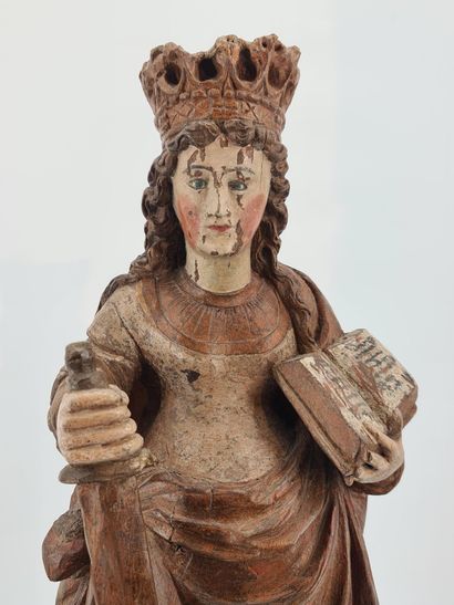 null Sainte Catherine d’Alexandrie en chêne sculpté et polychromé. Debout et la tête...