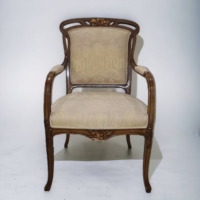 null Pair of Art Nouveau armchairs in carved walnut. Height: 95 cm. Wear to fabr...