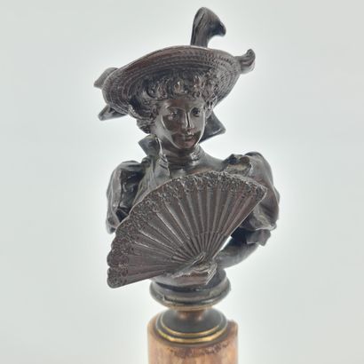 null Young woman with a fan. Bronze bust with brown patina on onyx base. Total height:...