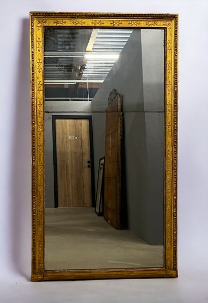 null Mirror in wood and gilded stucco circa 1840 in restoration style. Origin: Château...