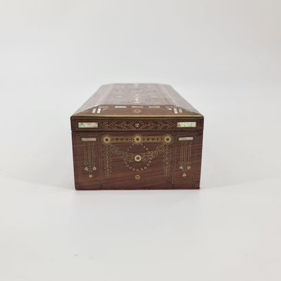 null Art nouveau box probably Viennese. Decor inlaid with mother-of-pearl and orientalist...