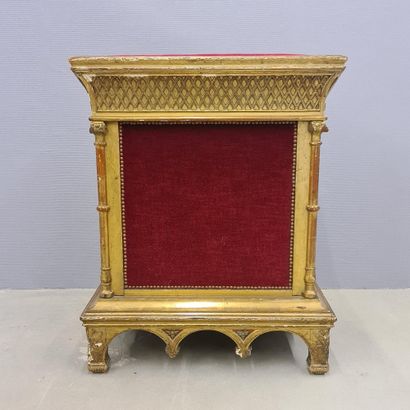 null Prie-Dieu in gilded wood in Gothic style. Nineteenth century. Origin: Château...