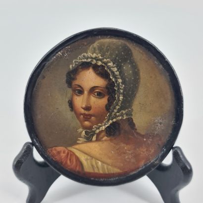 null Round boiled cardboard box with painted decoration of a lady's profile. Nineteenth...