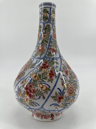 null Boch vase in the Delft style. Painters' room around 1880. Height: 32 cm.
