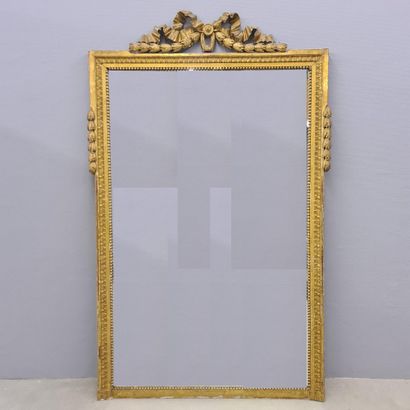 null Louis XVI style fireplace mirror in gilded wood topped with a large carved roundel....