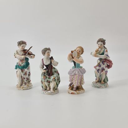 null Set of four musicians in Meissen porcelain circa 1900. Height: 14 cm.