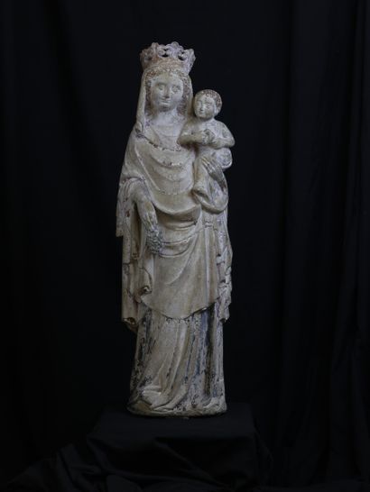 Vierge à l’Enfant en pierre calcaire sculptée...